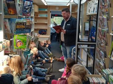 Vorlesen im Bücherbus