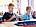 Zwei Schüler spielen Blockflöte