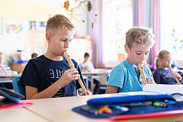 Zwei Schüler spielen Blockflöte