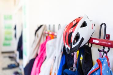 Gaderobe mit Jacken im Schulflur