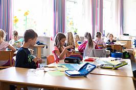 Schülerinnen und Schüler im Kunstunterricht