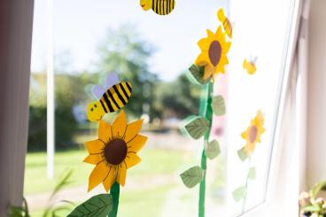 Gebastelte Sonnenblumen als Fensterschmuck