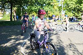 Schülerinnen und Schüler fahren hintereinander auf ihren Fahrrädern