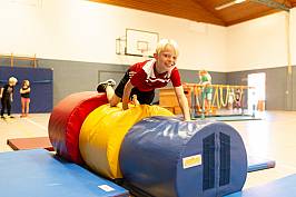 Schülerinnen und Schüler in der Sporthalle