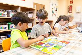 Zwei Schüler spielen gemeinsam ein Brettspiel