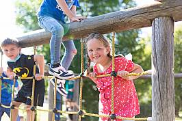 Schülerinnen und Schüler klettern auf dem Klettergerüst auf dem Schulhof