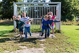 Schülerinnen und Schüler spielen gemeinsam Fußball
