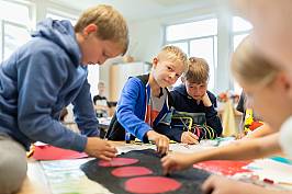 Schüler basteln gemeinsam an einem Bild