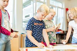 Schülerinnen und Schüler malen zusammen