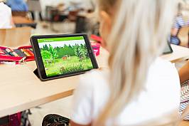 Schülerin arbeitet im Unterricht mit einem Tablet
