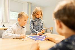 Schüler spielen gemeinsam ein Brettspiel