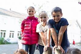 Schülerinnen und Schüler lächeln in die Kamera