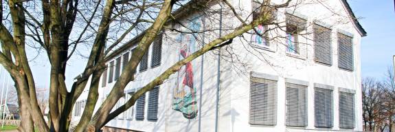 Schulgebäude von hinten