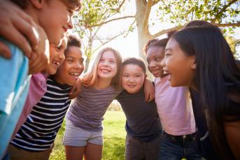 Lächelnde Schulkinder
