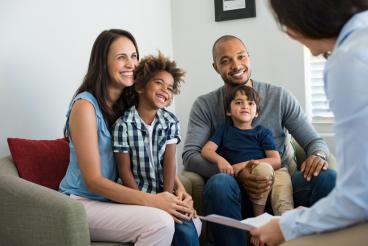 Familie spricht mit einem Beratungslehrer