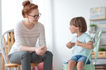 Unterhaltung zwischen einer Frau und einem kleinen Jungen
