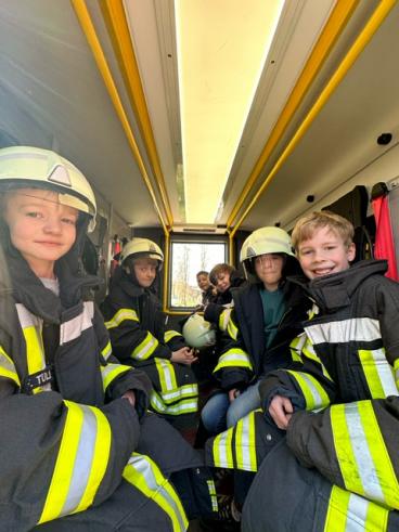 Klasse 3 bei der Feuerwehr in Thüle