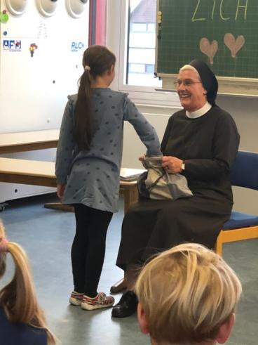 Klasse 3 Nonne liest vor